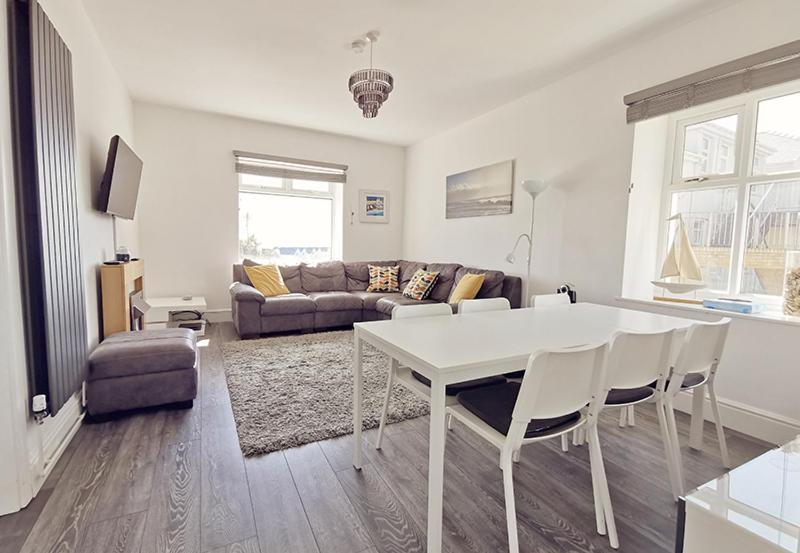 Plas Darien-3 Bed Apt- Sea Views - Sleeps 5 Трирддур Экстерьер фото